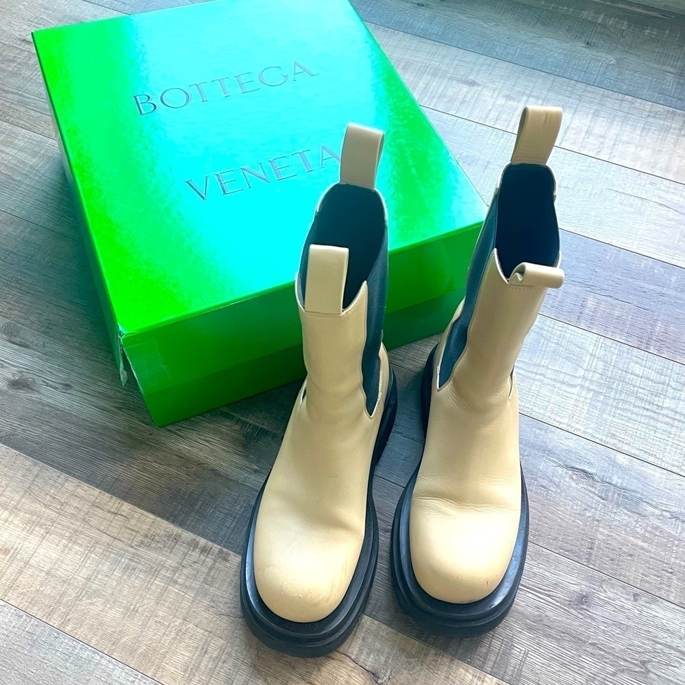 BOTTEGA VENETA The Lug Boot Storm Cuir Cane sugar vanilla + black size 9.5 box